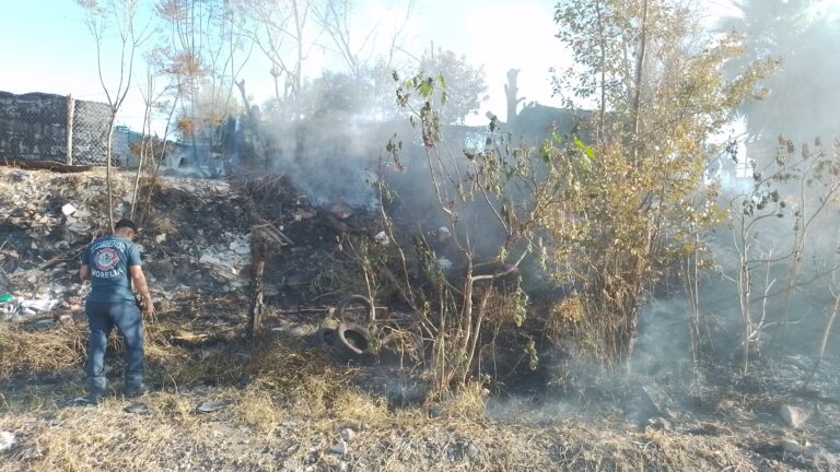 Incendio en “tiradero” de deshechos en Indeco