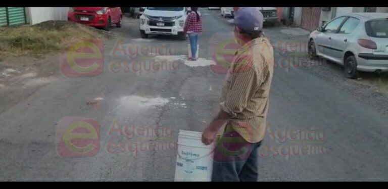 Ciudadanos tapan baches, trabajo que le corresponde al Ayuntamiento