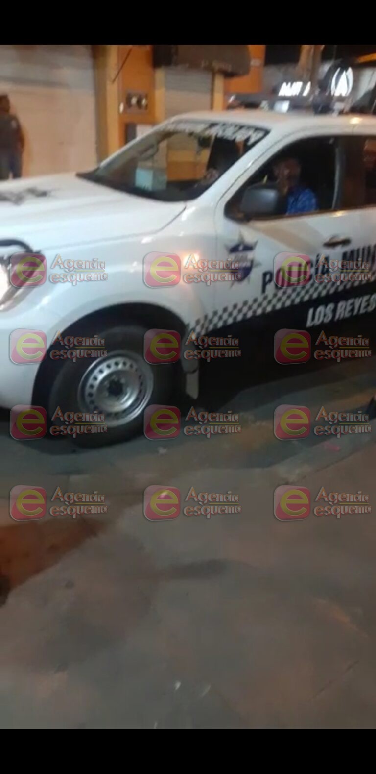 Mandos de la policía municipal en Los Reyes usan patrullas para pasear con sus familias