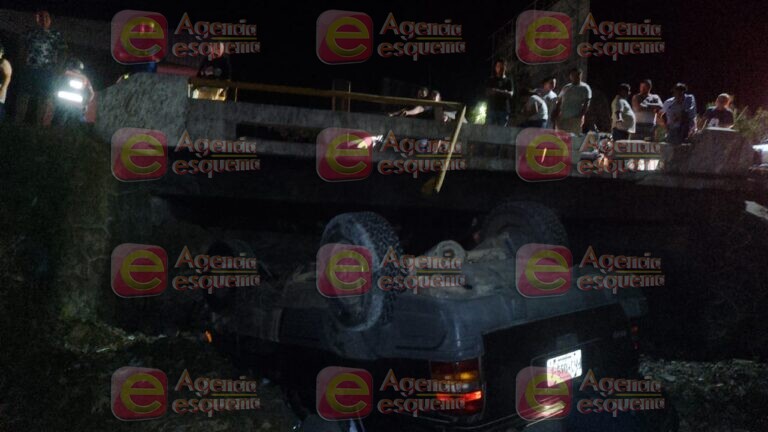 Camioneta cae debajo de un puente: hay tres heridos leves