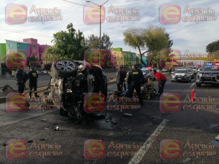 Una pareja resulta con serias lesiones al chocar y volcar la camioneta en que viajaban sobre el periférico norte en Morelia