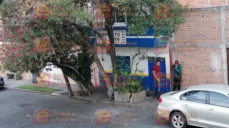 Supuesto policía borracho apunta con un arma a la cámara video vigilancia
