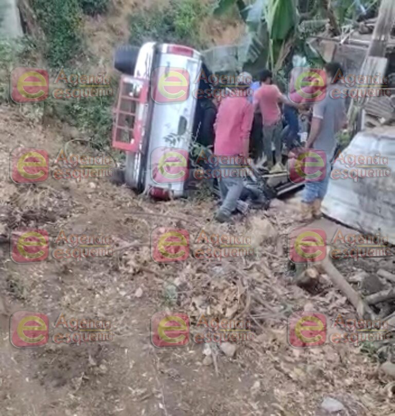 Camioneta de jornaleros cae a un barranco en la carretera a Uruapan, hay varios lesionados