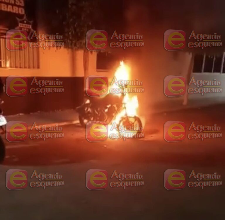 Presuntos gatilleros prenden fuego a una motocicleta en la puerta de la dirección de la policía en Tarímbaro