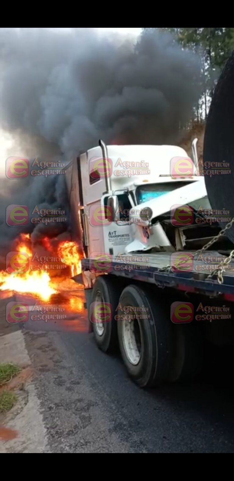 Un tráiler chocó y se incendió sobre la autopista Siglo XXI