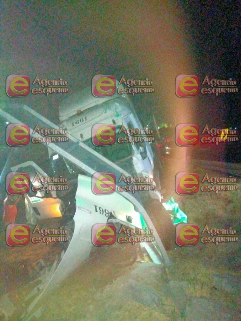 Tráiler se sale de la carretera y cae cerca de una vivienda en Úspero