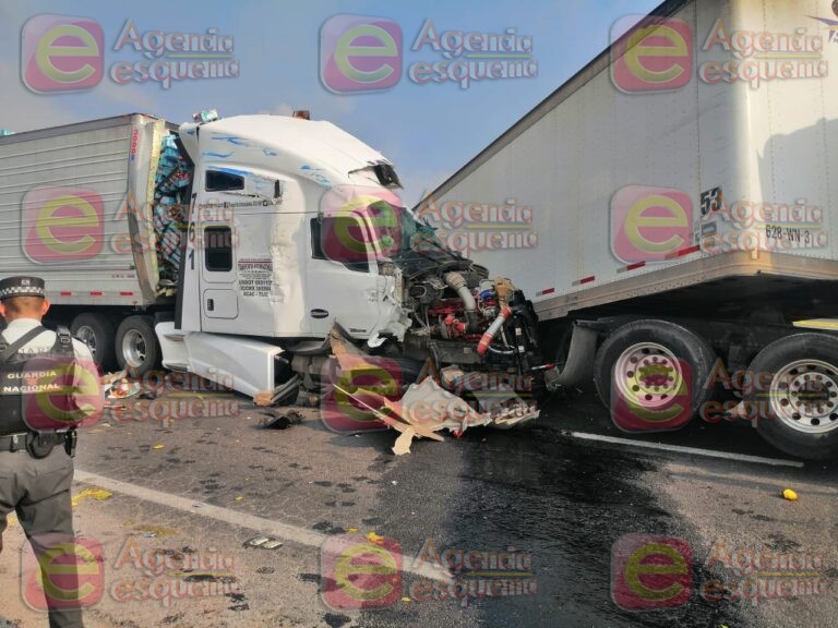 Auto chocado y arrastrado por tres tracto camiones deja tres muertos