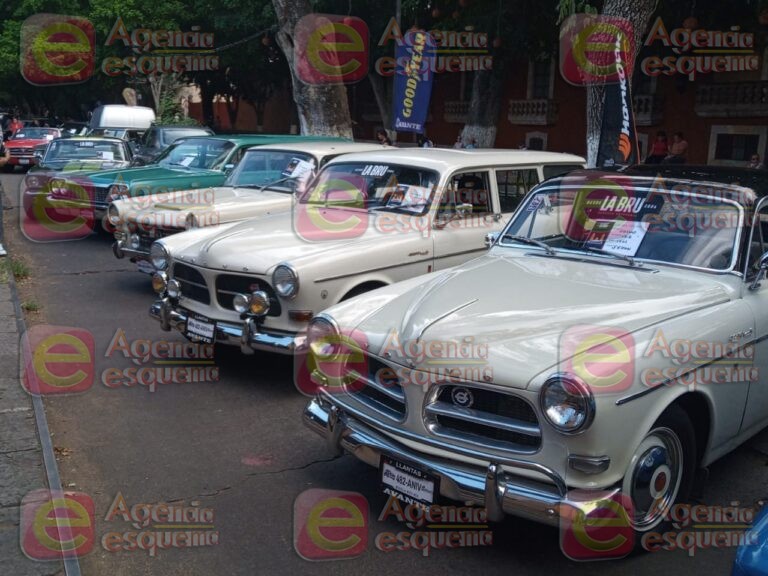 Iluminan autos clásicos la ciudad de Morelia