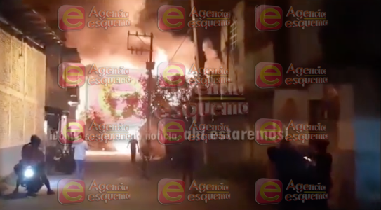 Incendio en aserradero amenaza con extenderse a las casas