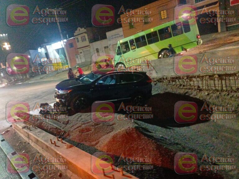 Camioneta queda atrapada sobre un montículo de arena
