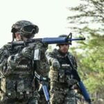 un-hombre-con-uniforme-militar-7f1e8e22