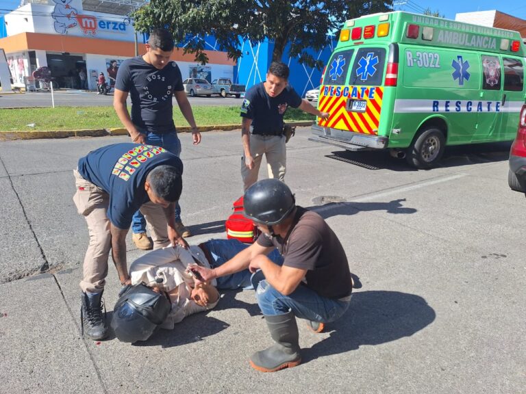 Motociclista lesionado en choque contra auto, sobre avenida Latinoamericana en Uruapan