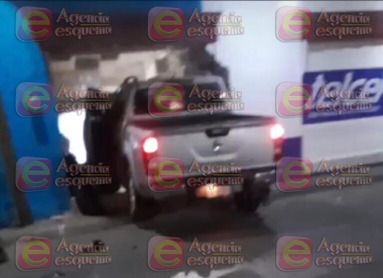 Pistoleros persiguen y balean a un automovilista, quien los arrolla y choca contra negocio; hay un detenido