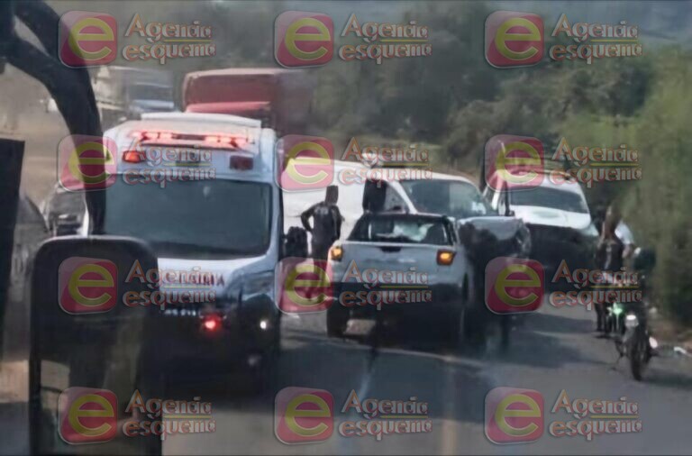 Dos lesionados deja choque frontal sobre la carretera Uruapan-San Juan Nuevo.