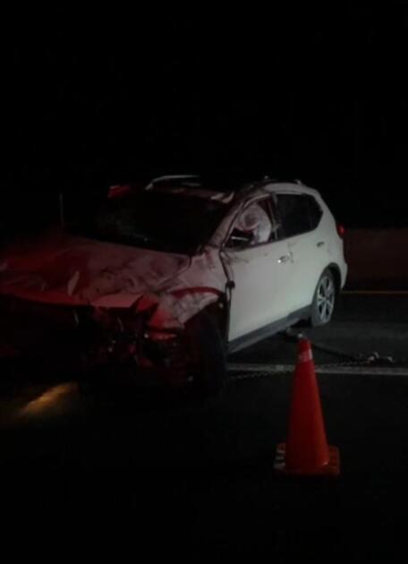 Volcadura de un automóvil, deja solo daños materiales, sobre carretera Cuatro Caminos- Apatzingán