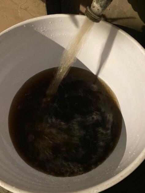 Agua contaminada llega a residentes de la Calle General Miguel Blanco