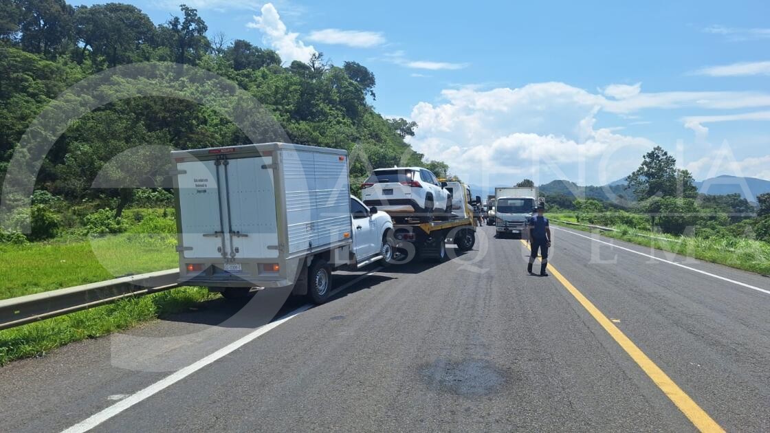 Balean a ocupantes de una camioneta en asalto, sobre la autopista Uruapan-Pátzcuaro