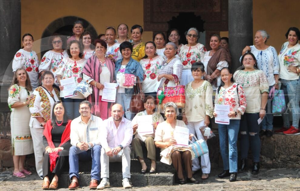 Premian a lo mejor del maque y textil bordado