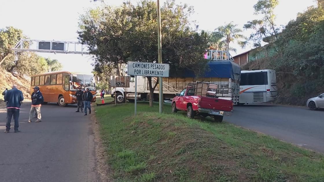 Organizaciones sociales bloquean acceso a la autopista y entronque de Zumpimito; exigen destitución del secretario de SP