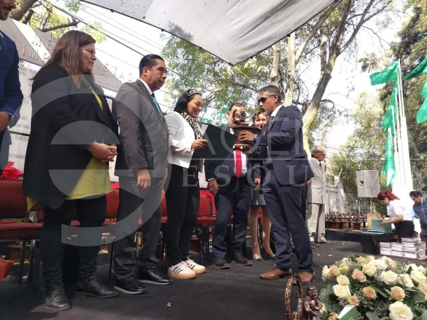 Héctor Román Jiménez, entrenador de Paranatación, recibe el prestigioso premio «Luchador Olmeca»