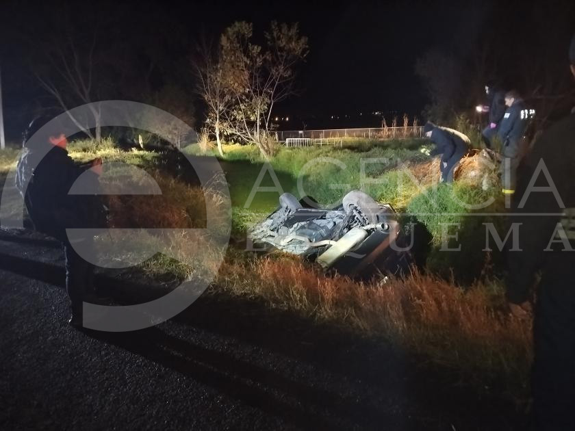 Mueren dos hombres en una volcadura en Tangancícuaro