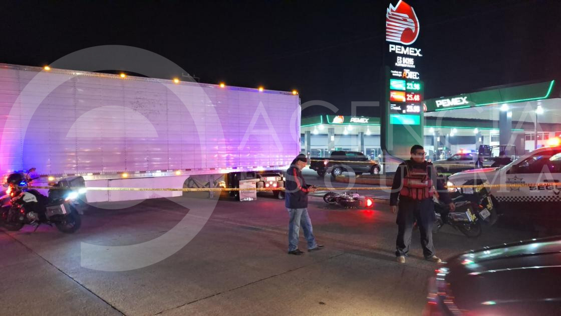 Motociclistas se impactan contra tráiler sobre el Boulevard Industrial; un muerto y dos heridos