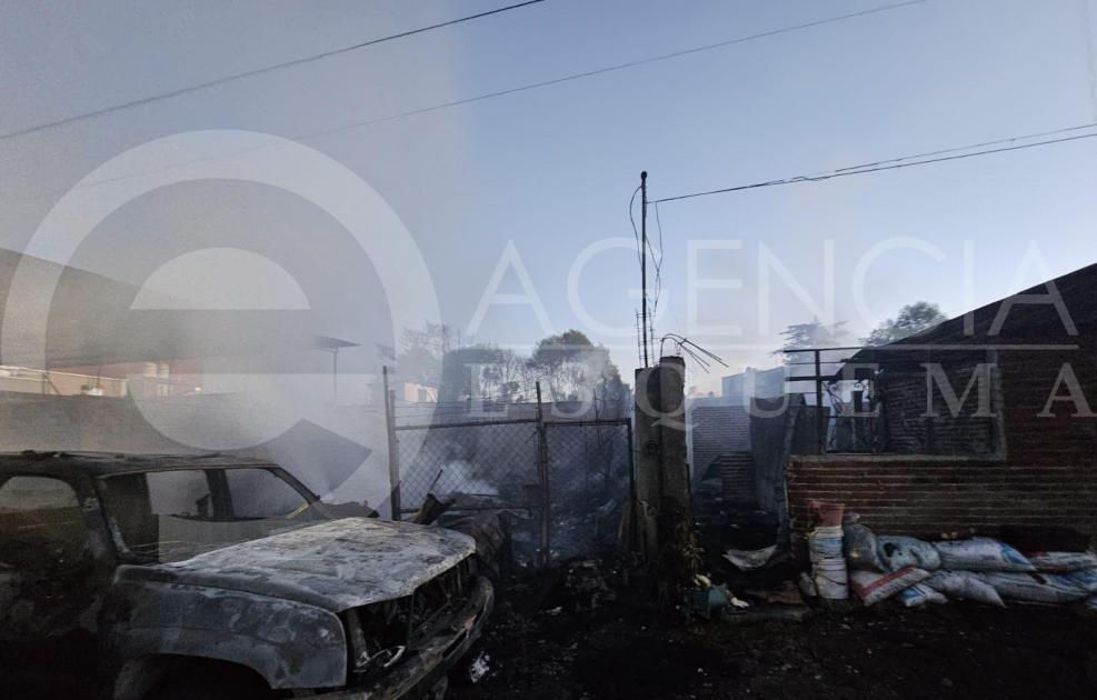 Voraz incendio consume 3 viviendas y dos vehículos en la colonia Santa Catarina