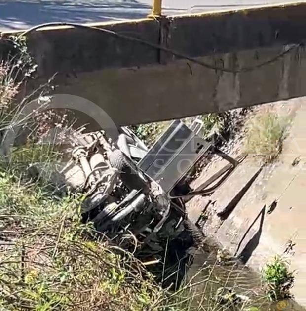 Fallece un hombre al volcar su vehículo en canal pluvial de LC