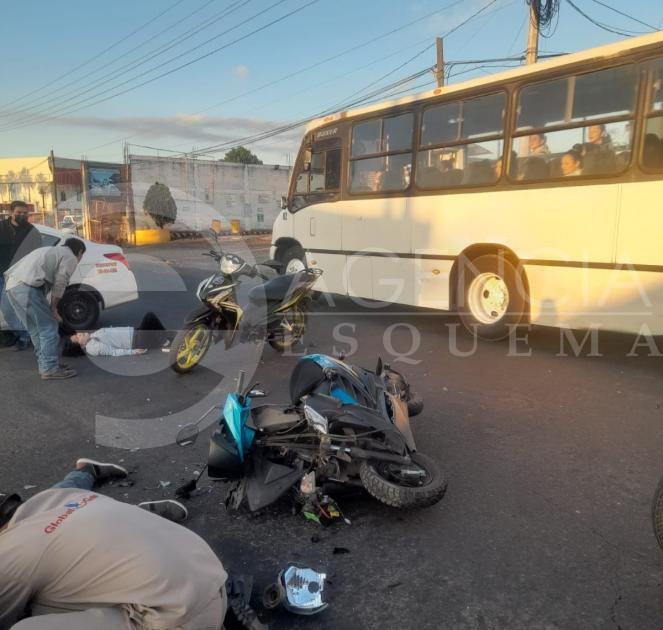 Choque de motocicleta y auto sobre el Libramiento de Uruapan deja dos lesionados