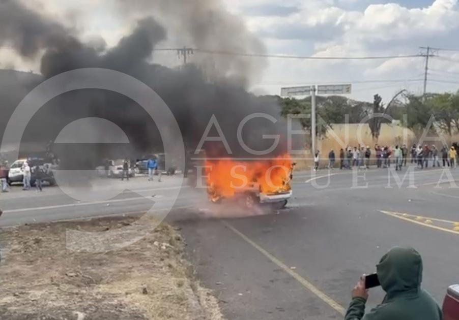 Queman patrulla de Seguridad Vial en el bloqueo de la carretera Zamora-Tangancícuaro