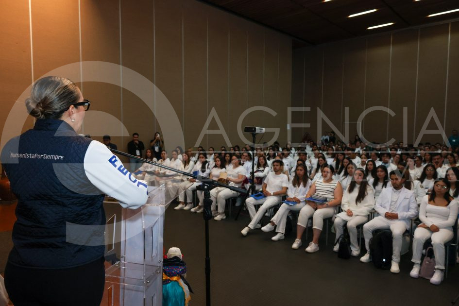 Yarabí Ávila llama a estudiantes a realizar su servicio social con vocación de servir