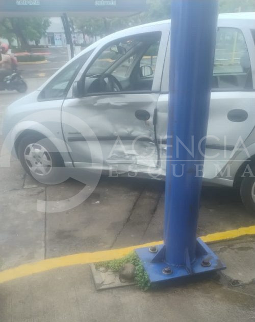 Aparatoso choque deja dos personas lesionadas, frente a la tienda Walmart, en Uruapan