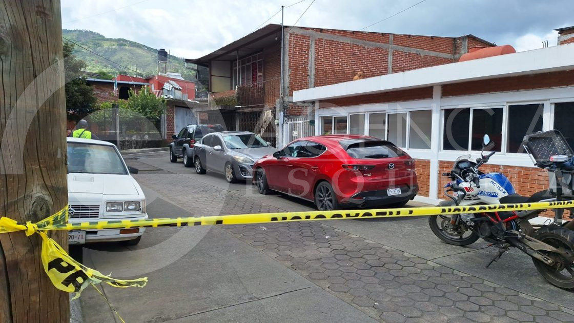 Delincuentes atacan a balazos vehículo estacionado, en la colonia La Michoacana, en Uruapan