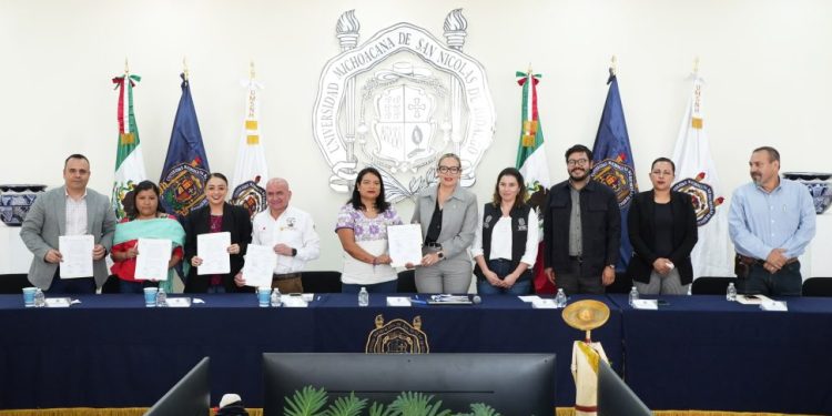 Recibe UMSNH a comunidades de pueblos originarios y hacen equipo para rescatar el Lago de Pátzcuaro