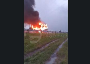 Choferes de combis del Servicio Público de Zinapécuaro queman autobús; denuncian abusos de la Guardia Civil