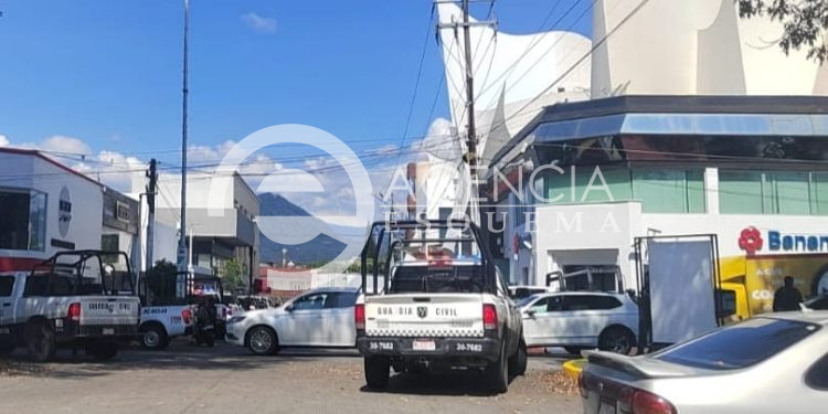 Fuerte movilización policiaca tras reporte de hombre armado en un banco del Paseo Lázaro Cárdenas