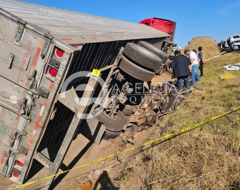 Aplasta tráiler a taxi de Irimbo; hay 7 muertos