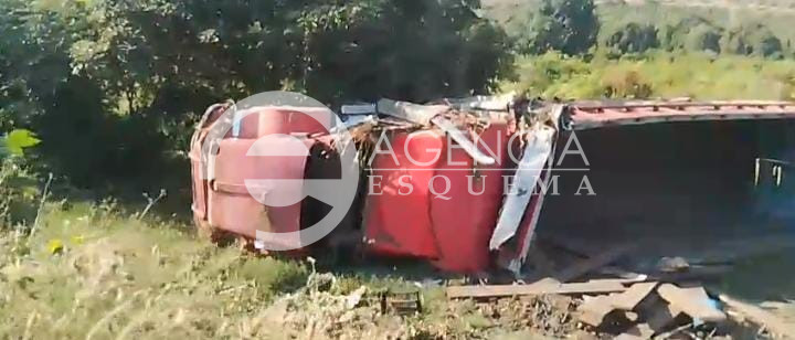 Vuelca camión de carga en Apatzingán; un lesionado leve