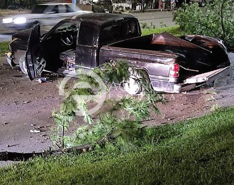 Vuelca camioneta sobre la Calzada Benito Juárez, en Uruapan