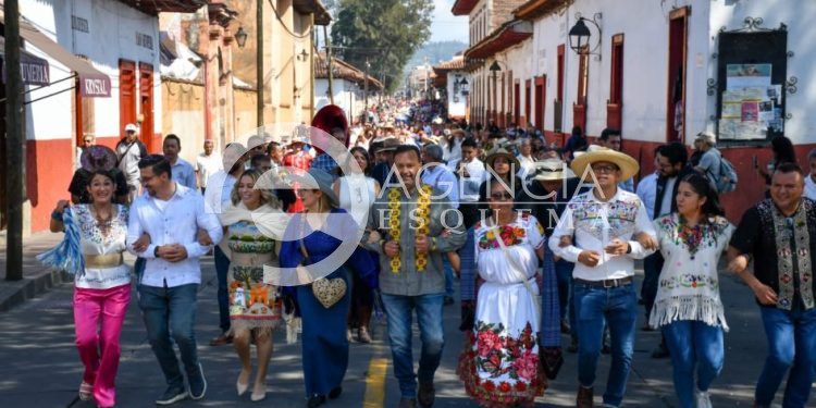 Julio Arreola inaugura el Desfile Artesanal y el Tianguis de la Noche de Ánimas Pátzcuaro 2025