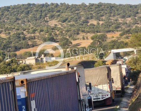 Campesinos frenan al país; miles de transportistas varados