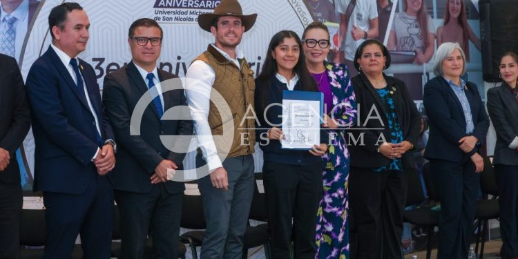 A sumar a más jóvenes en la construcción de una ciudadanía en paz, convoca Yarabí Ávila a estudiantes uruapenses