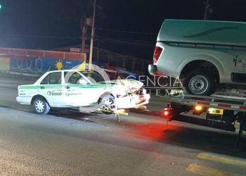 Carroza fúnebre choca contra taxi, sobre la Calzada Benito Juárez, en Uruapan