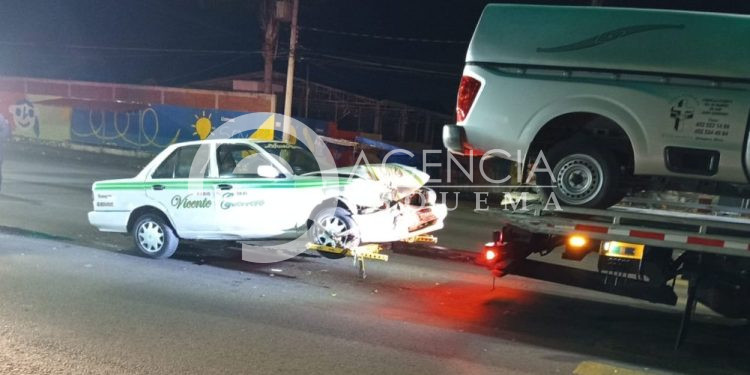 Carroza fúnebre choca contra taxi, sobre la Calzada Benito Juárez, en Uruapan