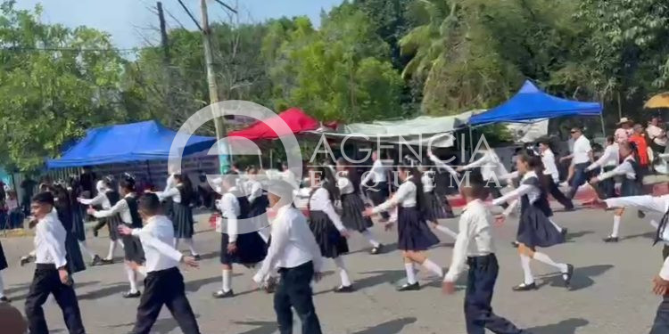 Seis escuelas no desfilaron en Apatzingán por la conmemoración del 22 de octubre