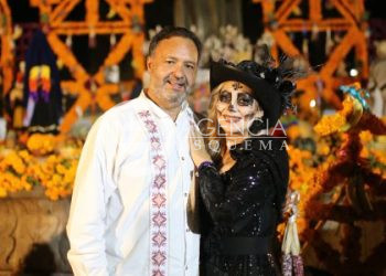 Julio Arreola inaugura el altar monumental de Noche de Ánimas e invita a vivir las tradiciones con respeto