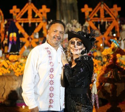 Julio Arreola inaugura el altar monumental de Noche de Ánimas e invita a vivir las tradiciones con respeto