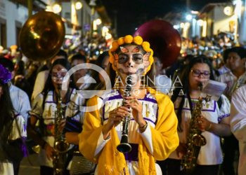 Julio Arreola encabezó el desfile “Camino al Cielo” en Pátzcuaro