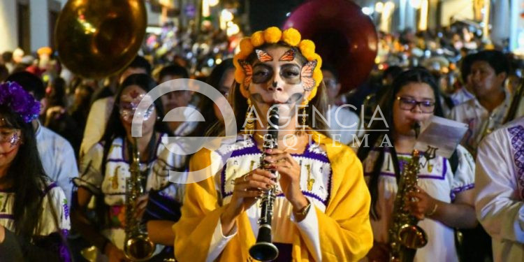 Julio Arreola encabezó el desfile “Camino al Cielo” en Pátzcuaro