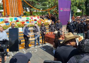 En medio de llanto y dolor, uruapenses exigen justicia para el alcalde, Carlos Manzo, asesinado en la Noche de Muertos